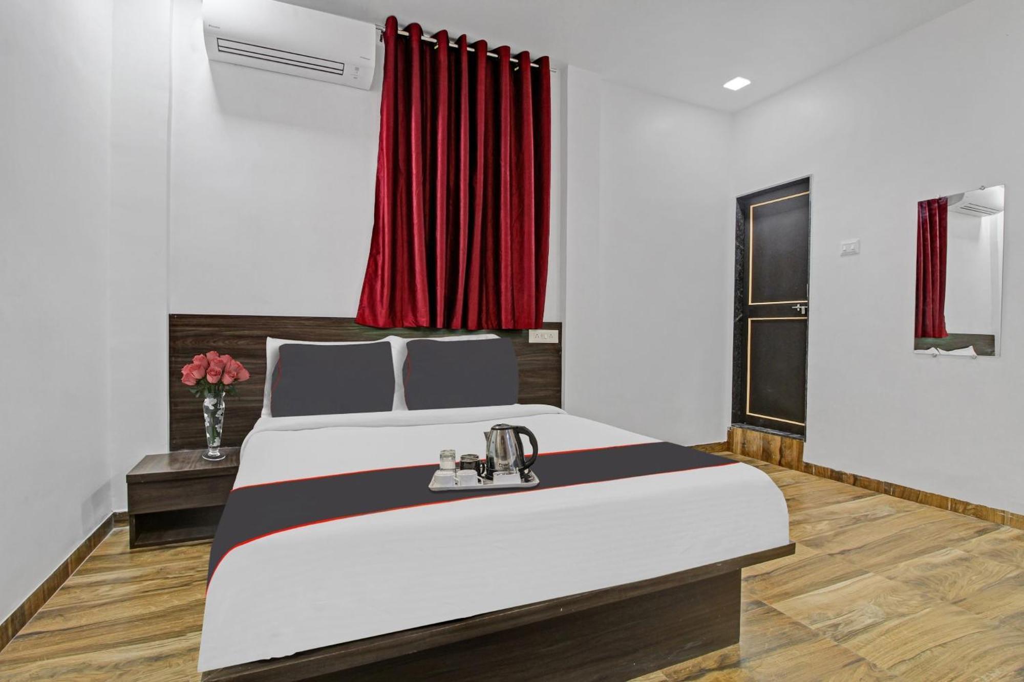 Collection O Sairaj Lodging & Boarding Hotell Shikrapur Eksteriør bilde